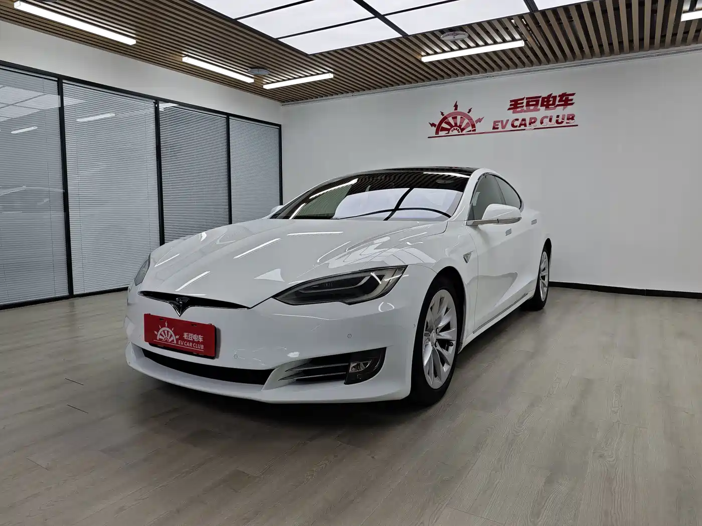 Фото 2 - Tesla Model S