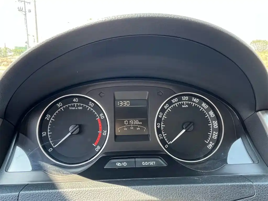 Škoda Skoda Rapid Spaceback 2016 Facelift 1.6L Automatic Innovation Edition фото 8