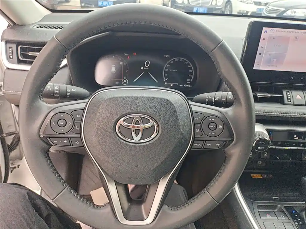 Toyota RAV4 Rongfang 2023 2.0L CVT 2WD 20th Anniversary Platinum Edition фото 11