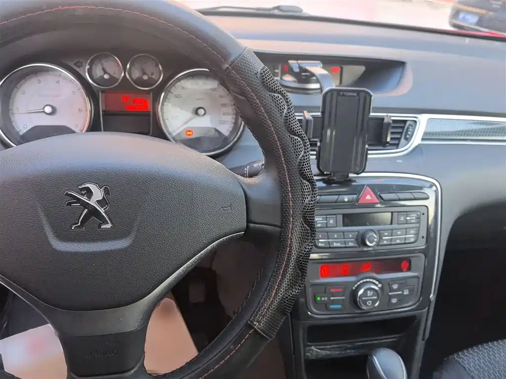 Peugeot 308 2014 Model Joy Edition Classic 1.6L Automatic Superior Style фото 7
