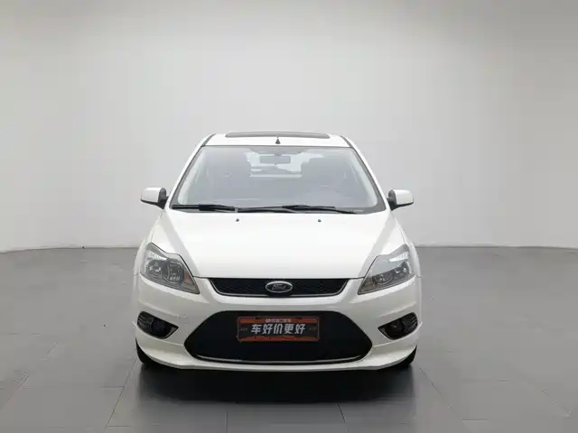 Ford Focus 2013 Hatchback Classic 1.8L Manual Fashion — фото 3