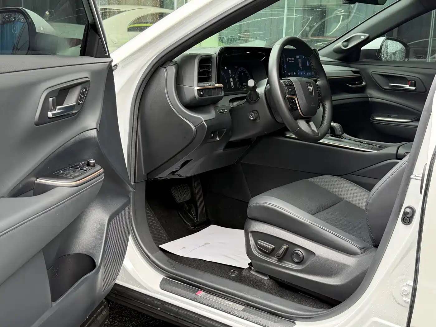 Toyota Crown SportCross 2023 2.5L SportCross HEV FWD Premium Edition фото 14