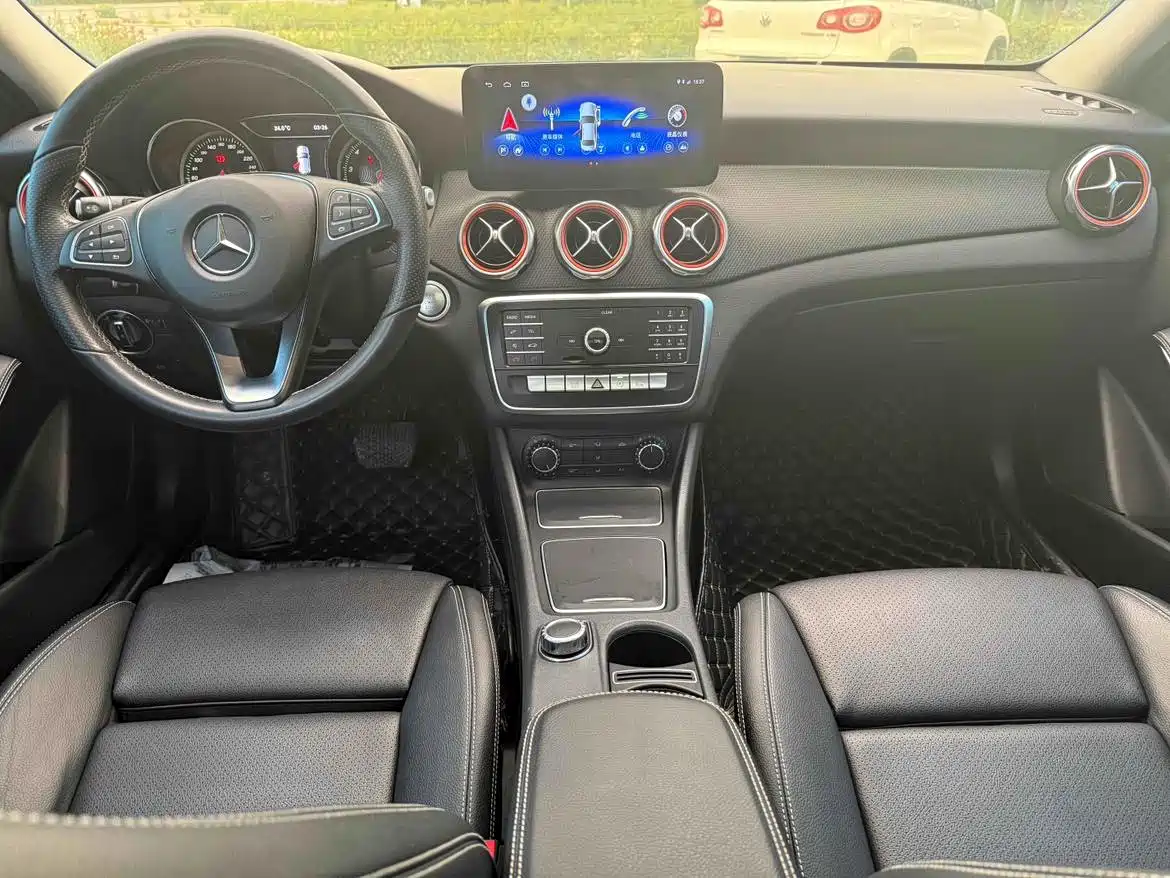 Mercedes-Benz GLA 2018 GLA 200 Dynamic фото 13