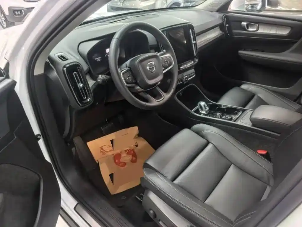 Volvo XC40 2025 2024 B4 AWD Smart Elite Luxury Edition