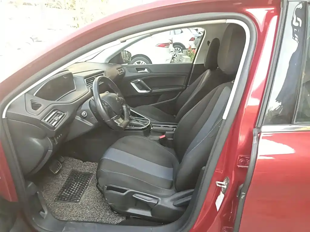 Peugeot 308 2018 1.6L Auto Luxury Edition фото 15