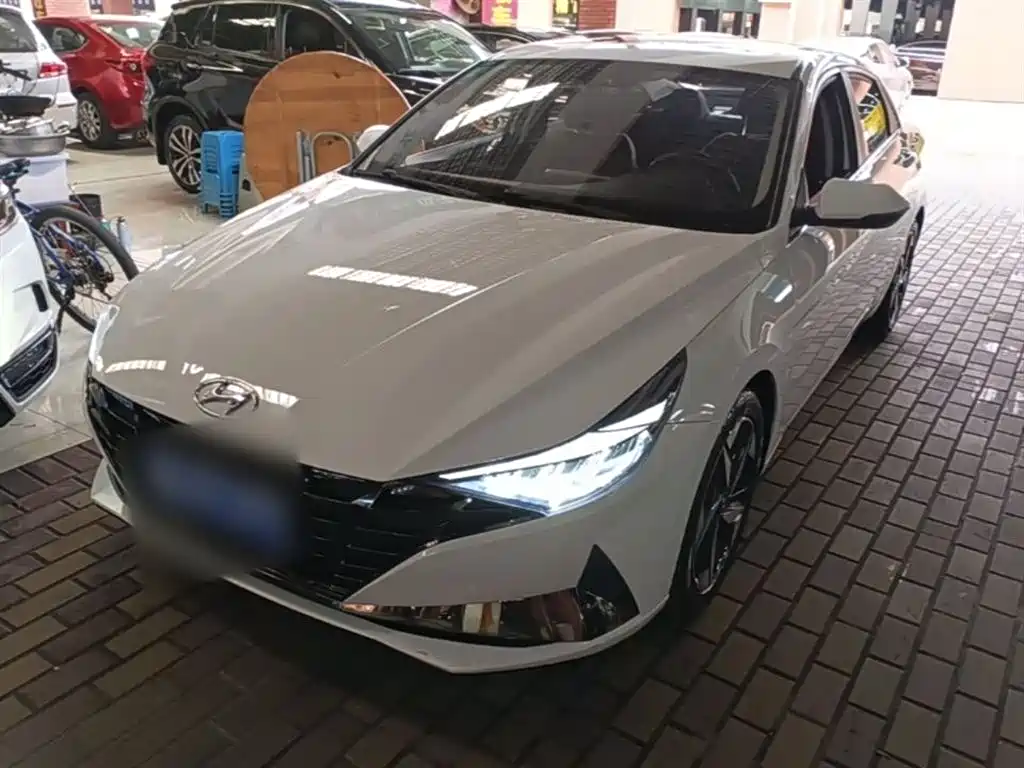 Hyundai Elantra 2021 1.5L CVT LUX Premium Edition фото 2