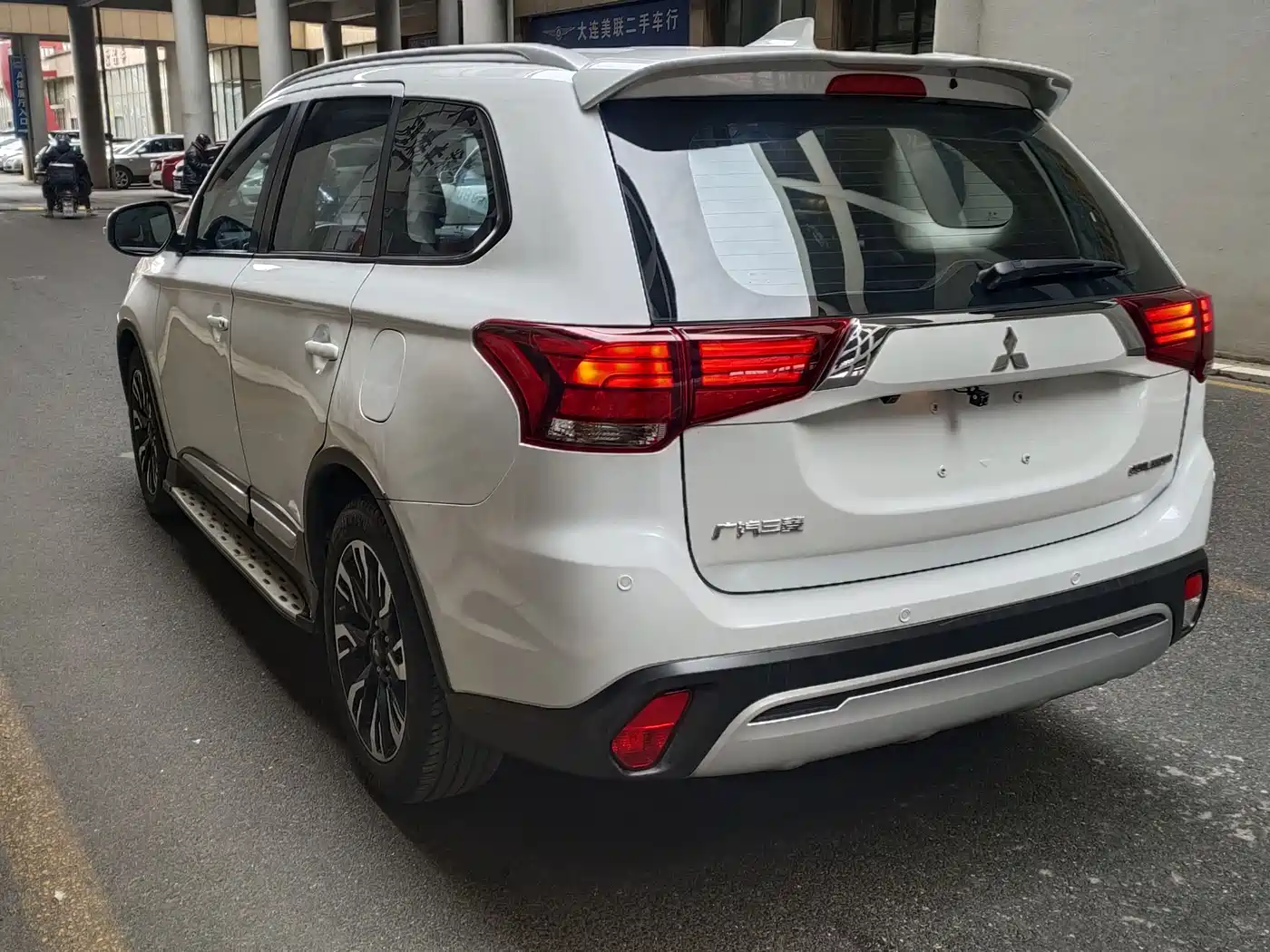MITSUBISHI OUTLANDER