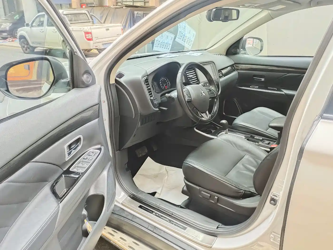 MITSUBISHI OUTLANDER
