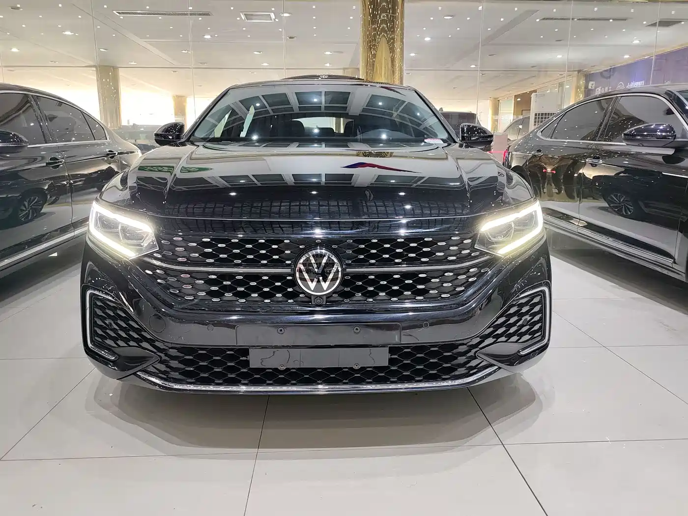 Volkswagen Passat 2021 Model 330TSI Premium Edition фото 2
