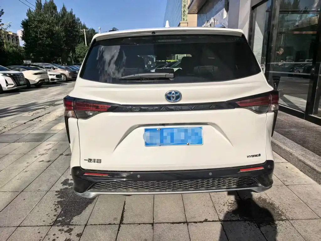 Toyota Granvia 2024 2023 2.5L Hybrid Luxury Edition