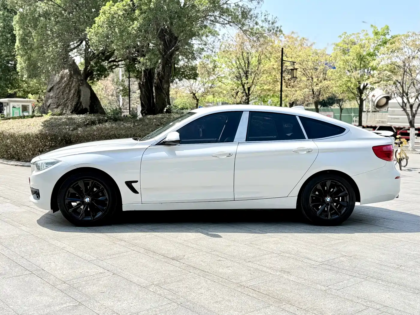 BMW 3 Series GT 2018 320i Fashion фото 3