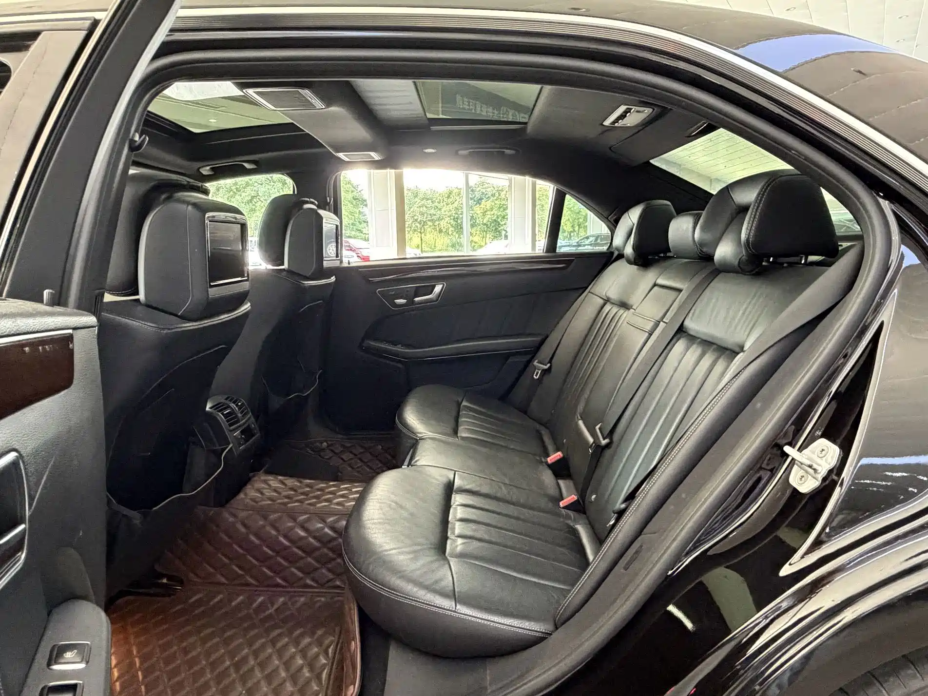 Фото 5 - Mercedes-Benz E-Class