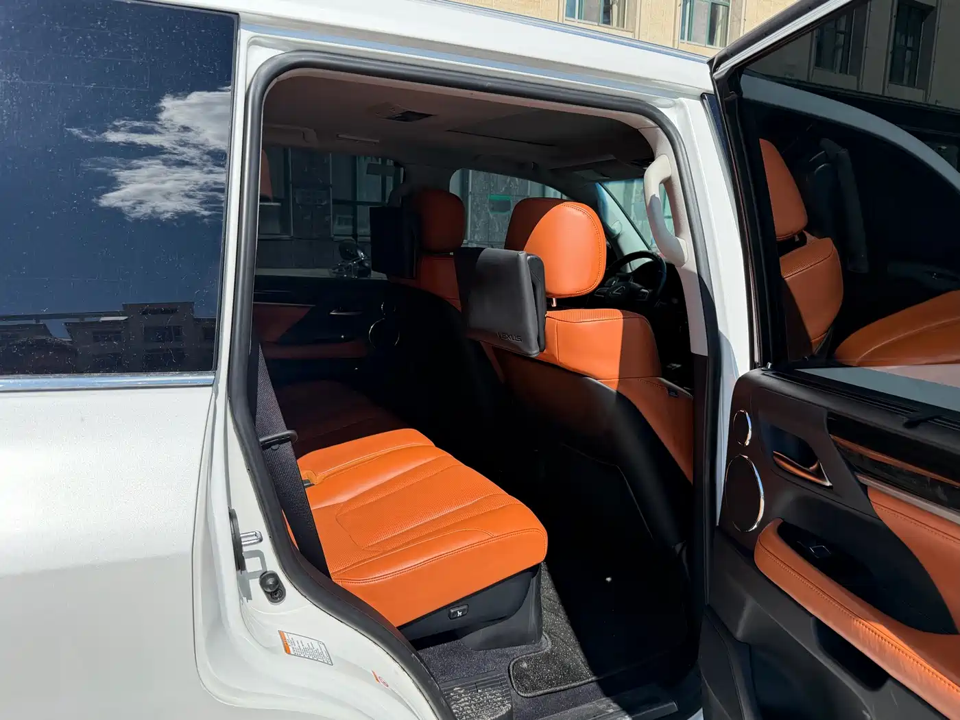 Фото 14 - Lexus LX