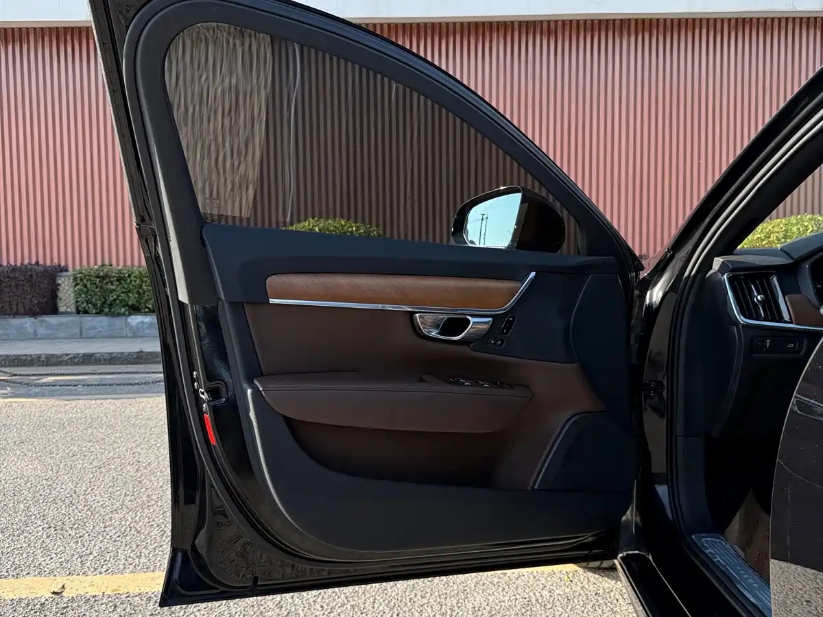 Фото 15 - Volvo S90