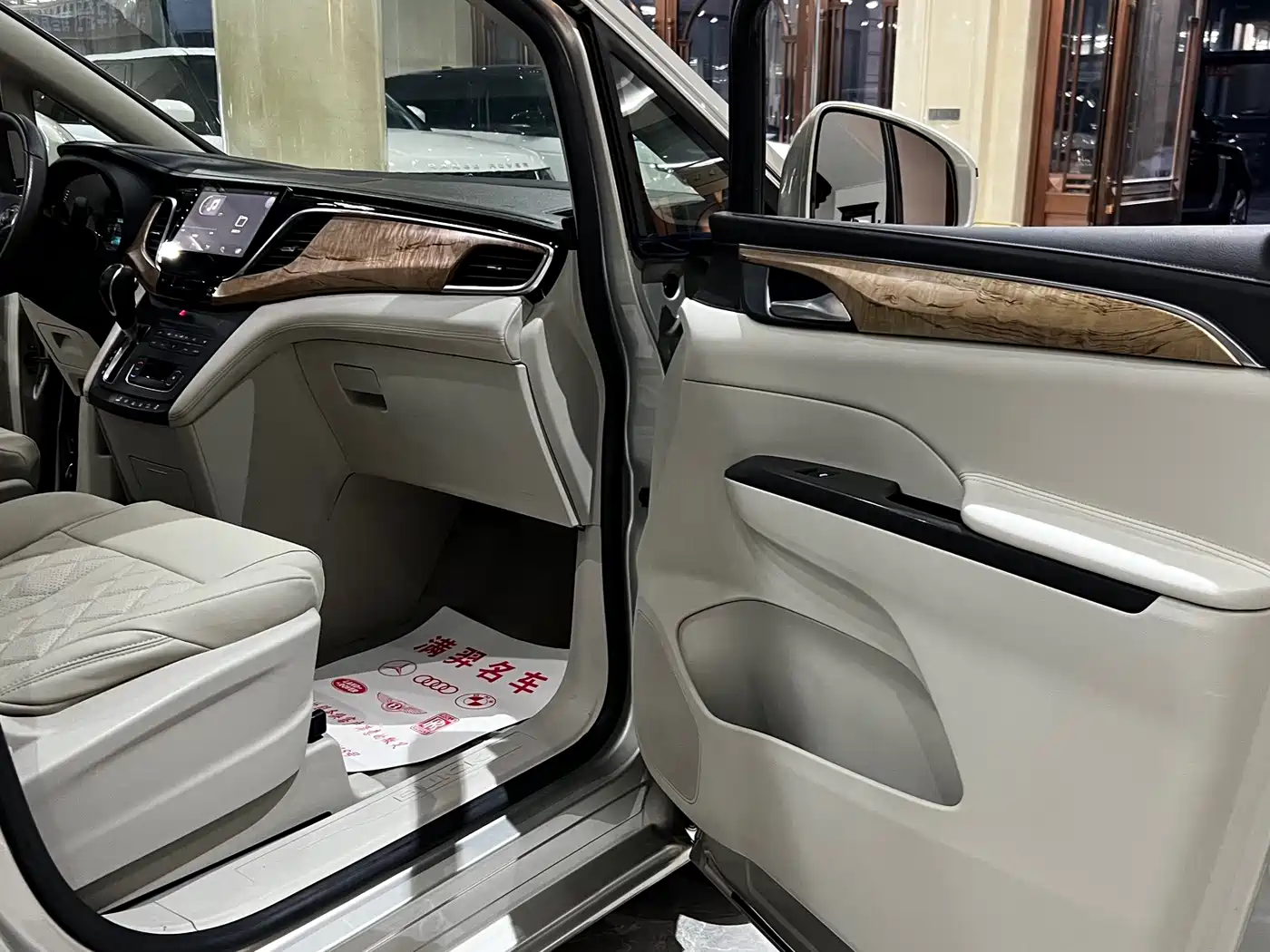Фото 20 - Buick GL8