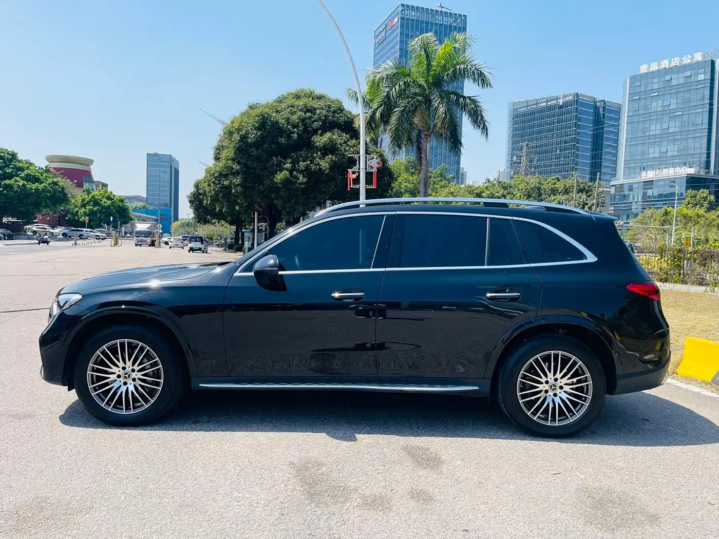 Mercedes-Benz GLC 2023 GLC 300 L 4MATIC Sport 5-Seater фото 12