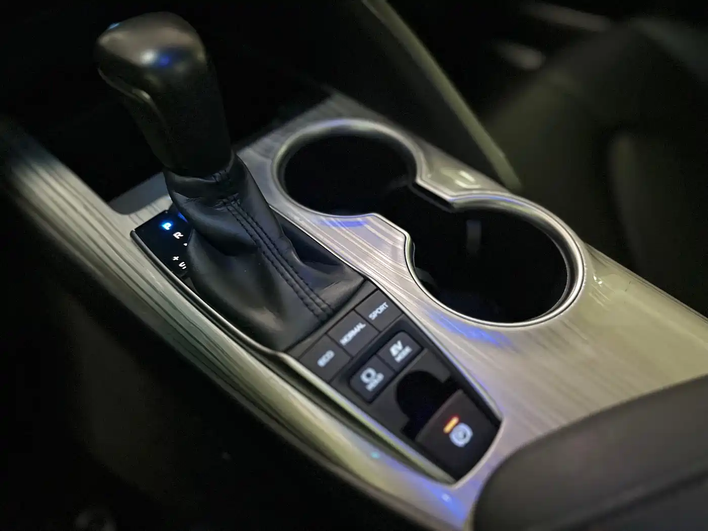 Toyota Camry 2018 Hybrid 2.5HG Luxury Edition фото 8