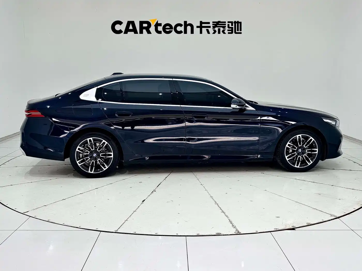 BMW 5 Series 2025 530Li Leading M Sport Package фото 12