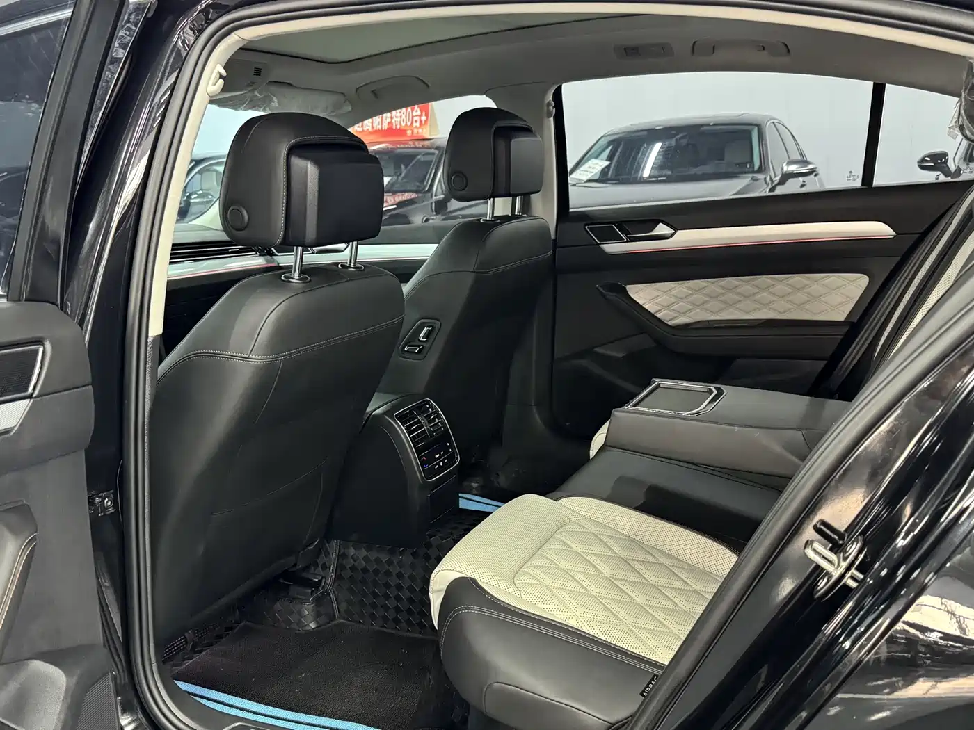 Volkswagen Magotan 2023 Model 2 Million Commemorative Edition 330TSI DSG Luxury фото 8