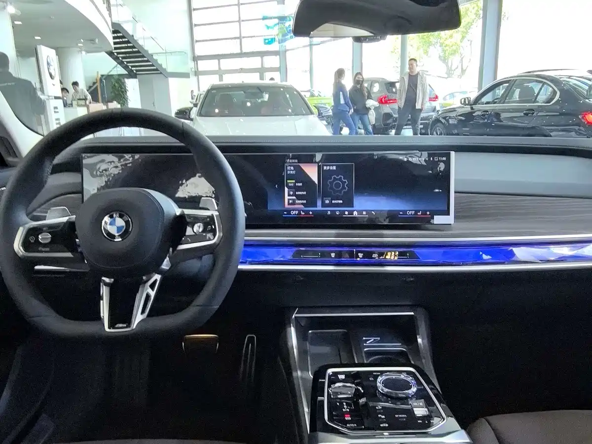 BMW 7 Series 2026 735Li M Sport Package фото 7