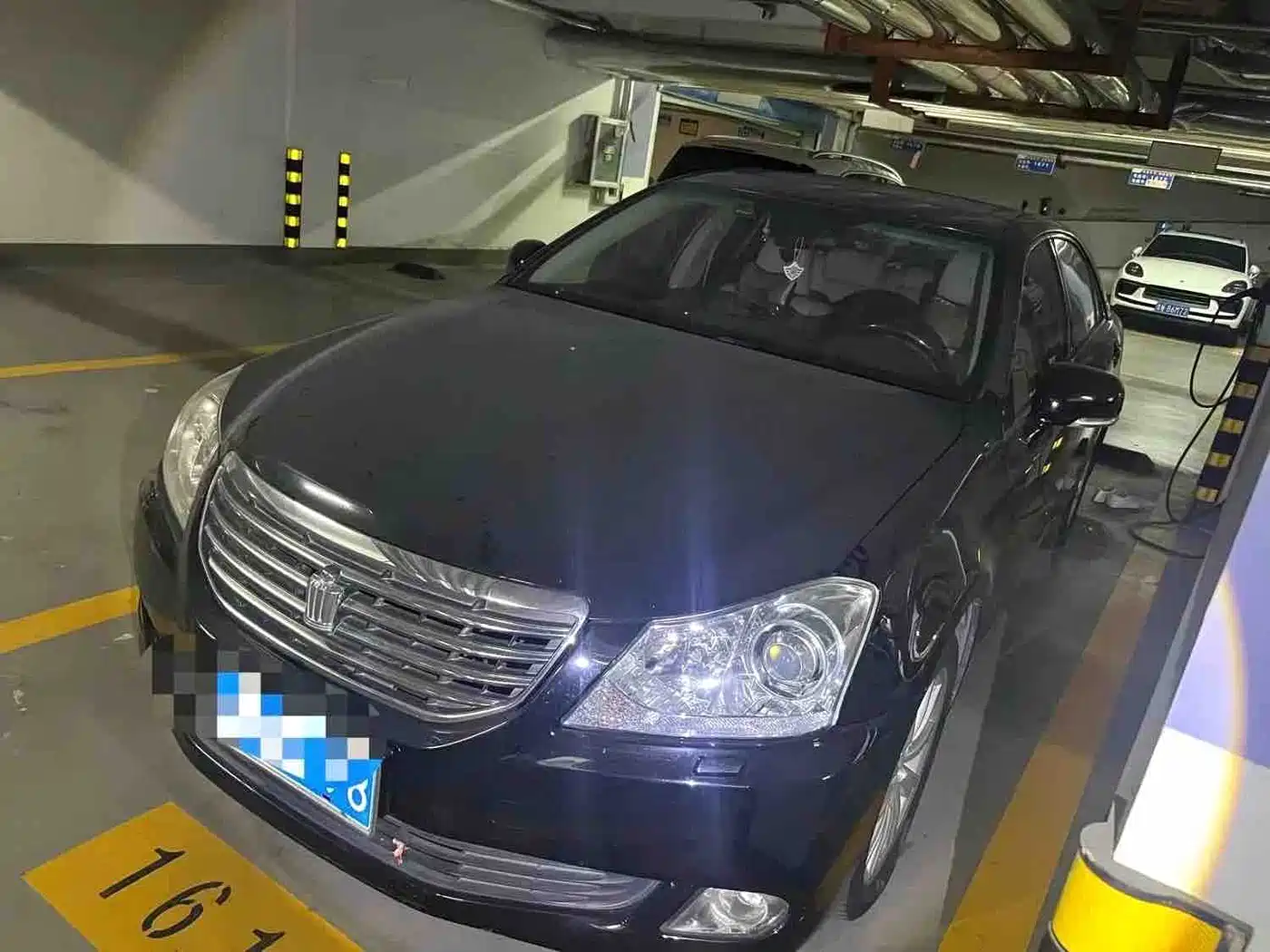 Фото 1 - Toyota Crown