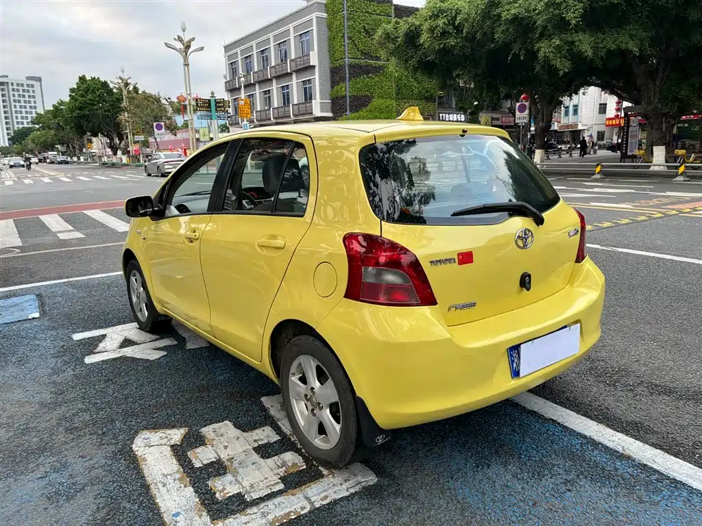 Toyota Yaris 2011 1.6E Auto Charm Edition фото 5