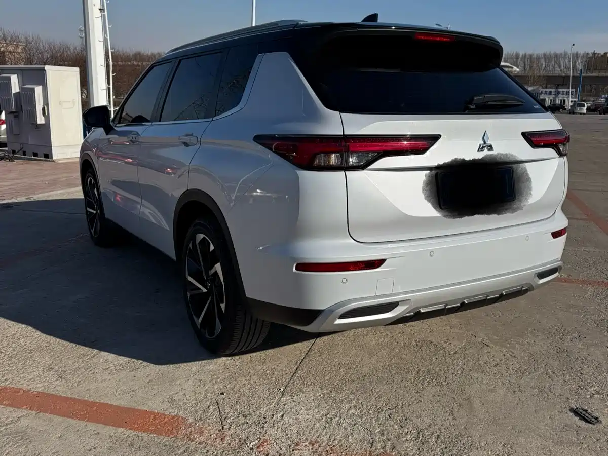 MITSUBISHI OUTLANDER