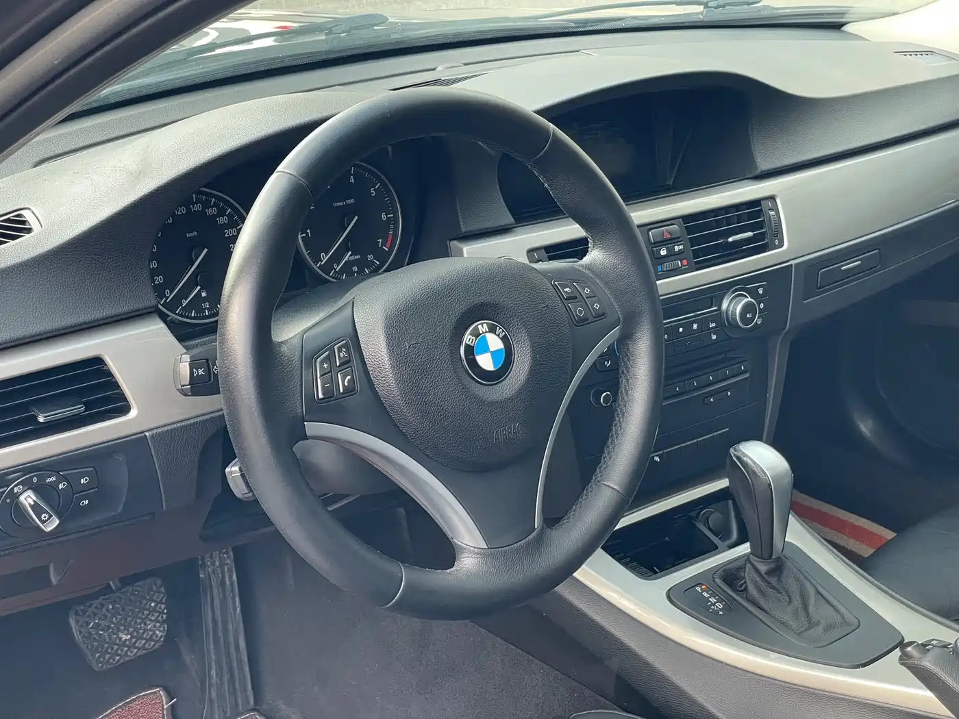BMW 3 Series 2012 320i Luxury фото 9