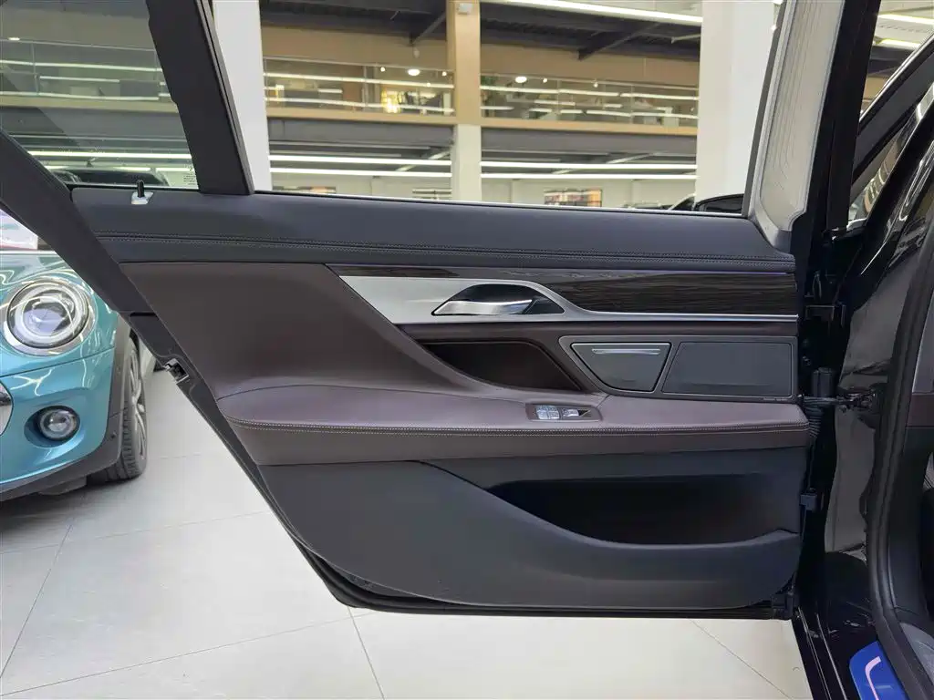 BMW 7 Series 2016 730Li Leading фото 13