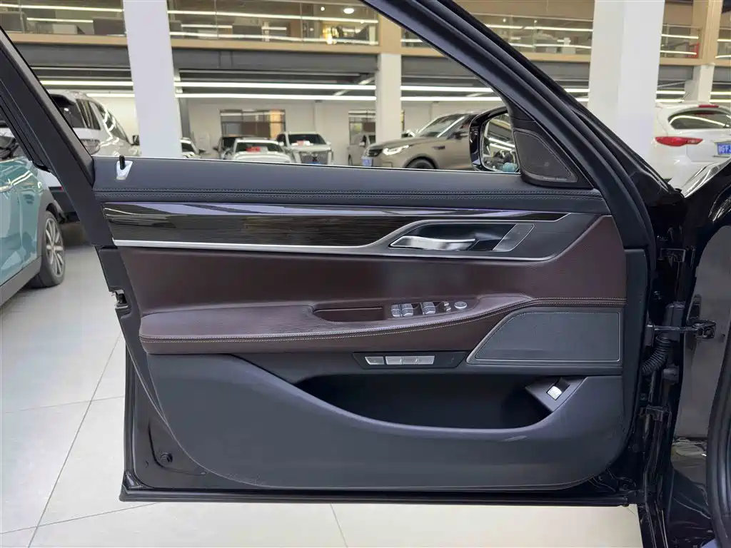BMW 7 Series 2016 730Li Leading фото 14