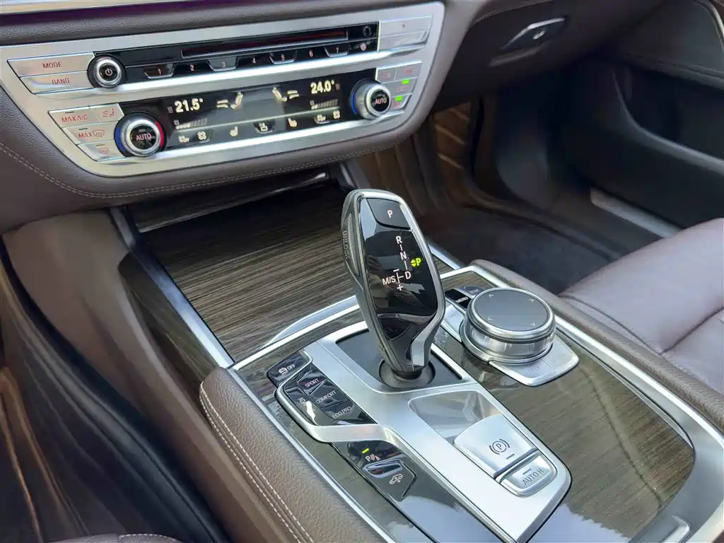 BMW 7 Series 2016 730Li Leading фото 15