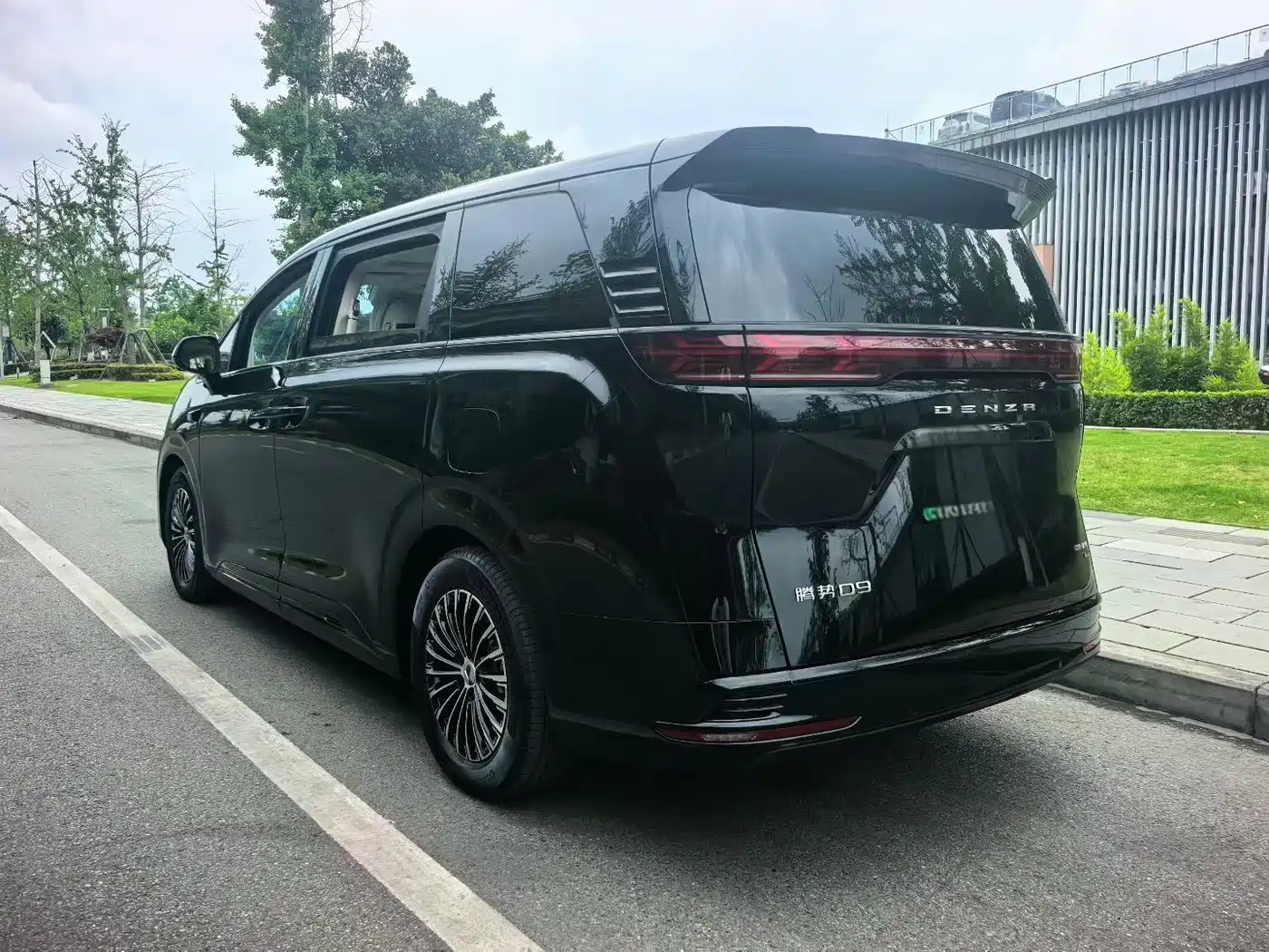 Denza D9 2025 DM-i Smart Drive Edition 1020 AWD Prestige фото 9
