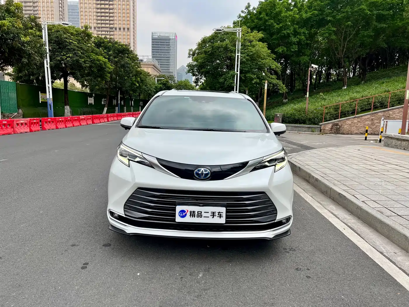Toyota Sienna 2021 2.5L Hybrid Ultimate Edition фото 3