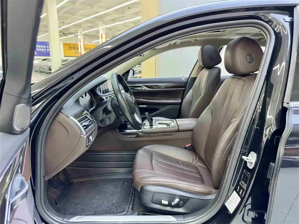 BMW 7 Series 2016 730Li Leading фото 8