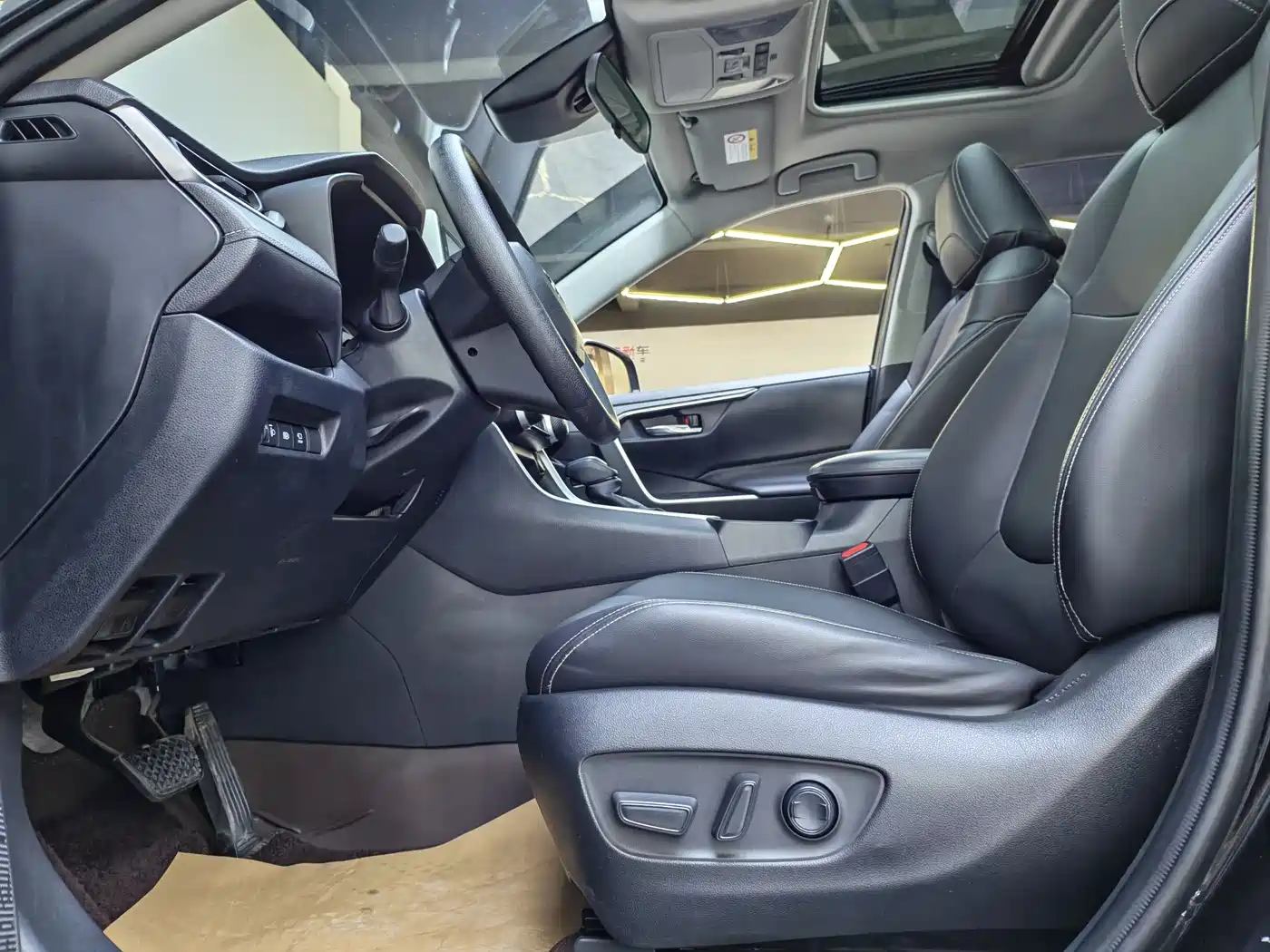 Toyota RAV4 Rongfang 2020 2.0L CVT 2WD Trend Edition фото 12