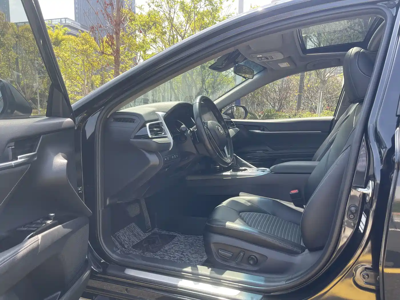 Toyota Camry 2022 2.0S Knight Edition фото 5