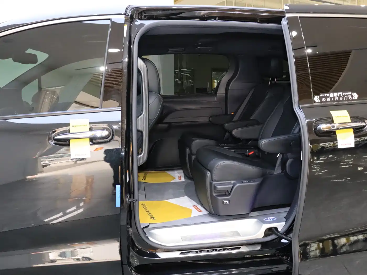 Toyota Sienna 2023 2.5L Hybrid Premium Edition фото 15