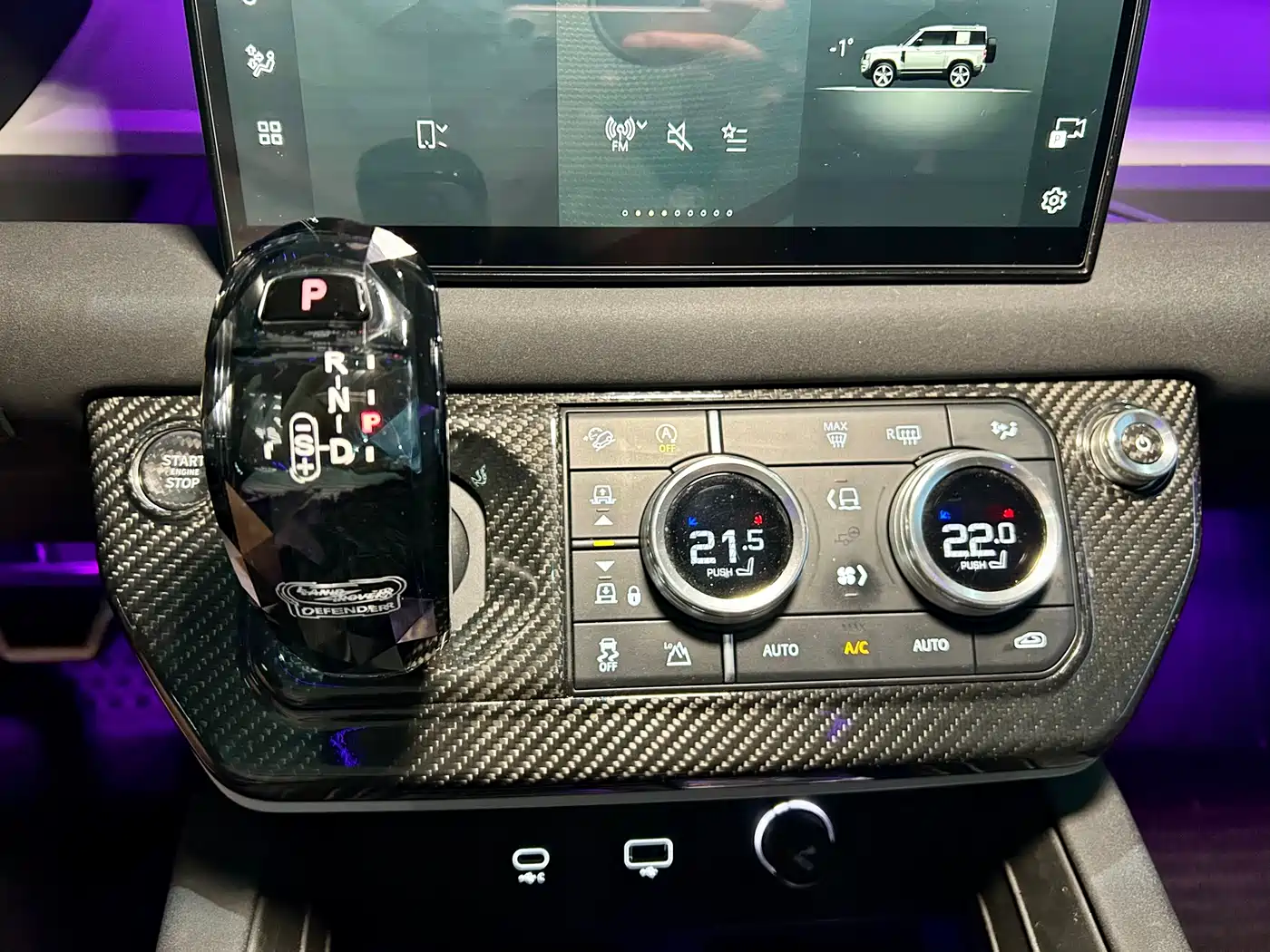 Land Rover Defender 2023 Model 90 2.0T P300 SE фото 18