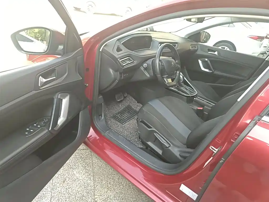 Peugeot 308 2018 1.6L Auto Luxury Edition фото 16