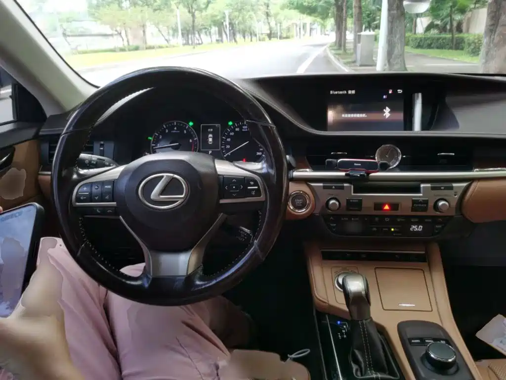 Фото 3 - Lexus ES