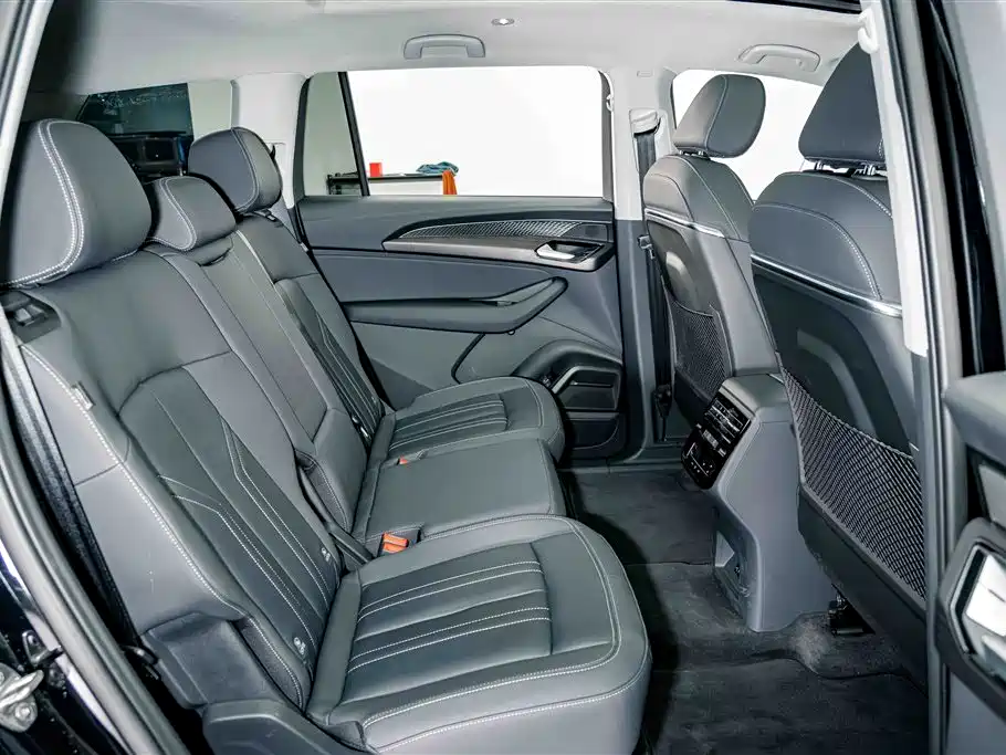 Audi Q6 2025 40 TFSI quattro Commemorative Edition Yulin Package 7-Seater фото 19