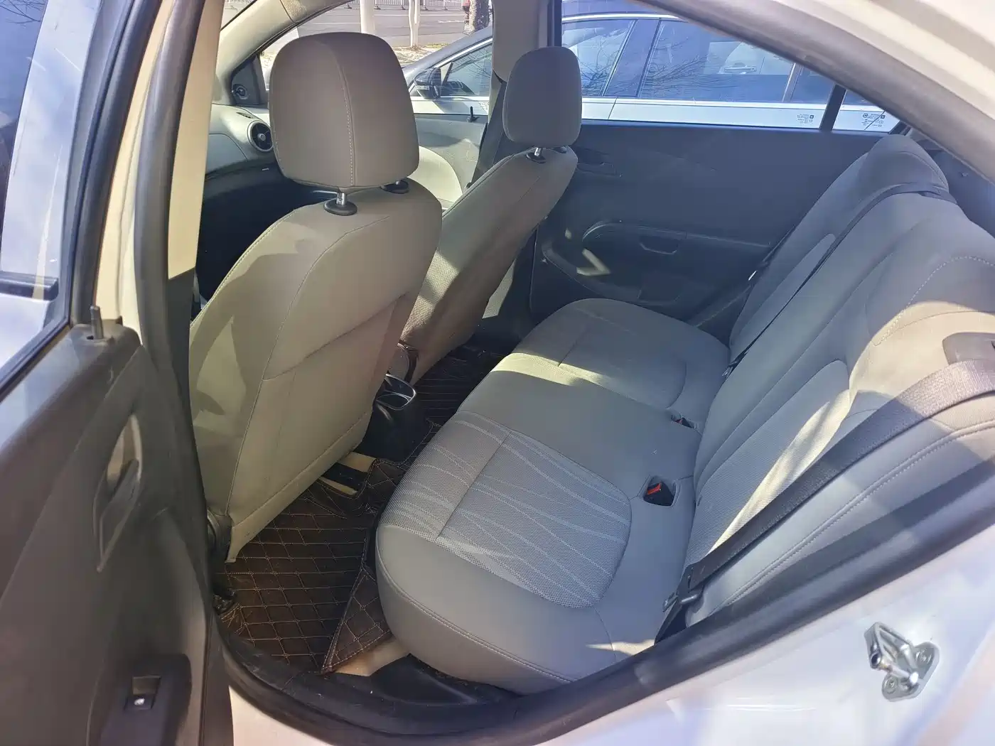 Chevrolet Aveo 2014 Sedan 1.4SL AT Fashion Sunroof Edition фото 6