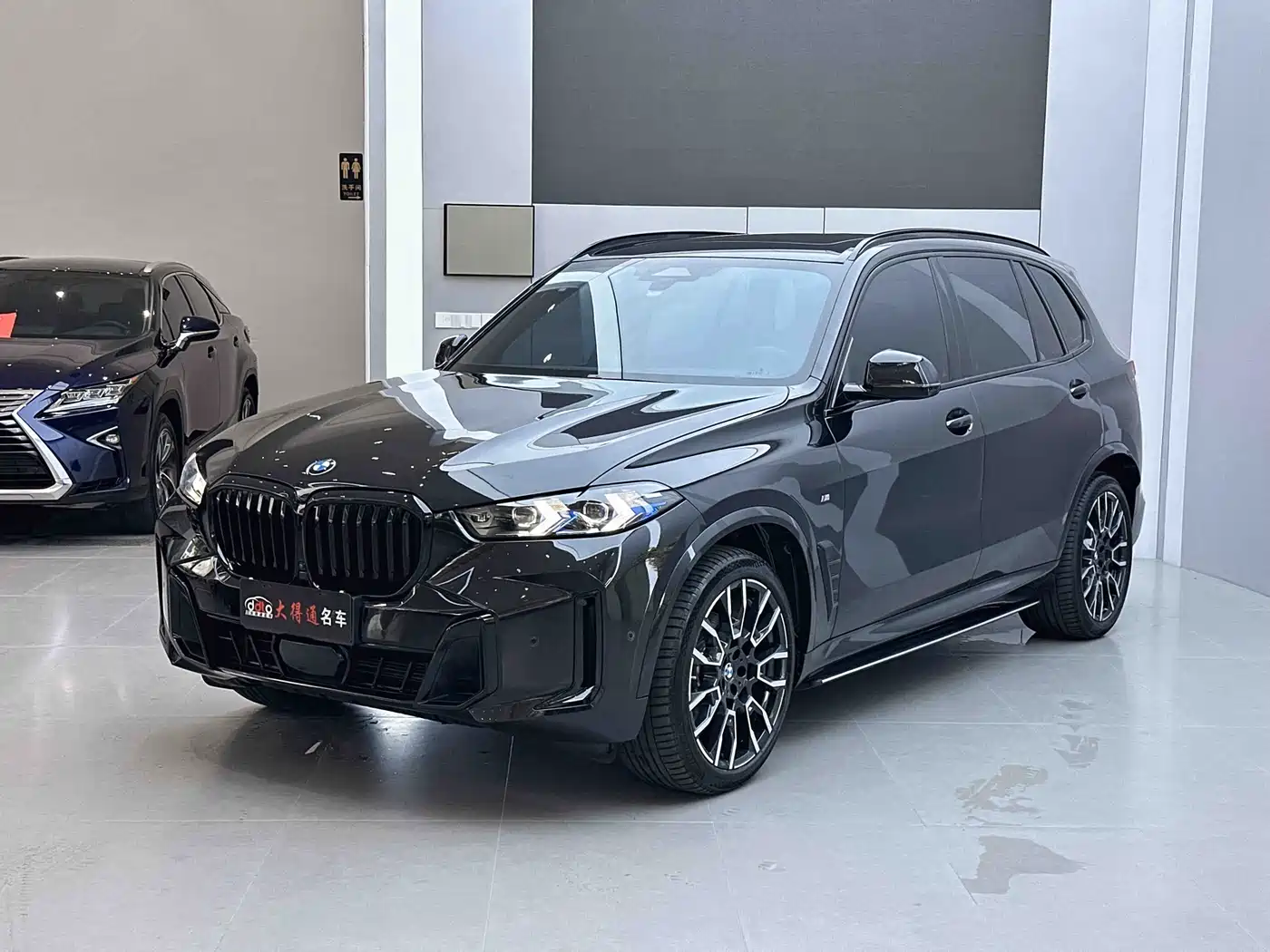 BMW X5 2023 xDrive 40Li M Sport Black Night Package
