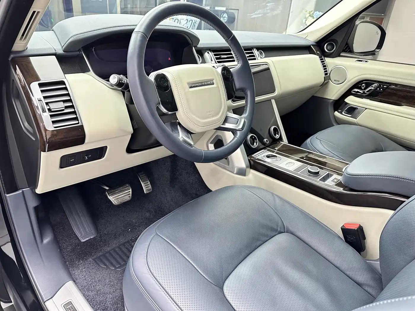 Land Rover Range Rover 2022 3.0 L6 400PS Heritage Extended Classic Edition фото 7