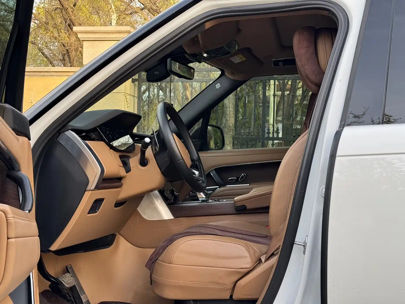 Land Rover Range Rover 2023 3.0 L6 400PS Golden Age 7-Seater Long Wheelbase фото 4