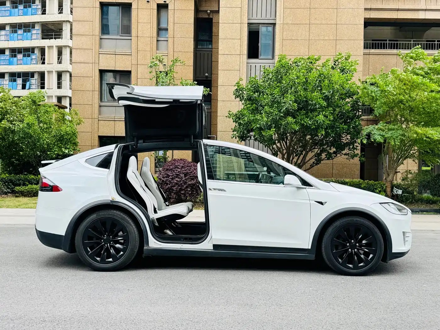 TESLA MODEL X