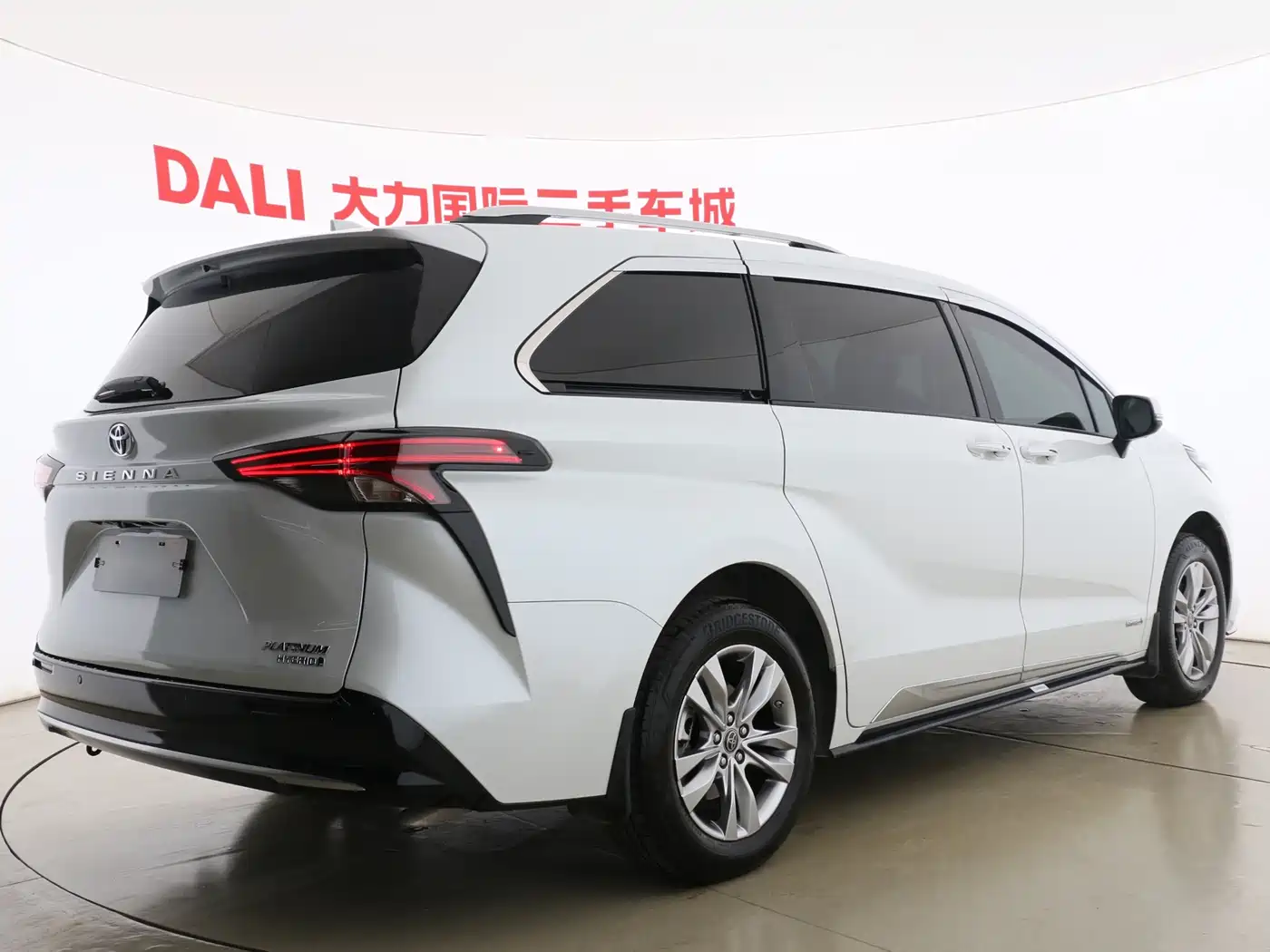 Toyota Sienna 2021 2.5L Hybrid Platinum Edition фото 15