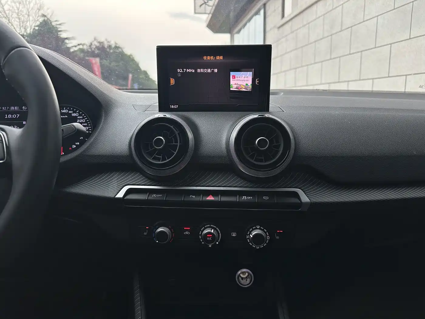 Photo 18 - Audi Q2L