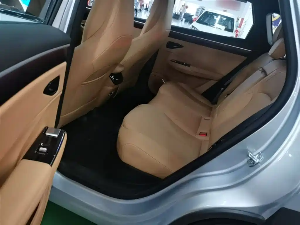 Geely Galaxy Galaxy L7 2025 EM-i 115km Explorer+ Edition фото 17