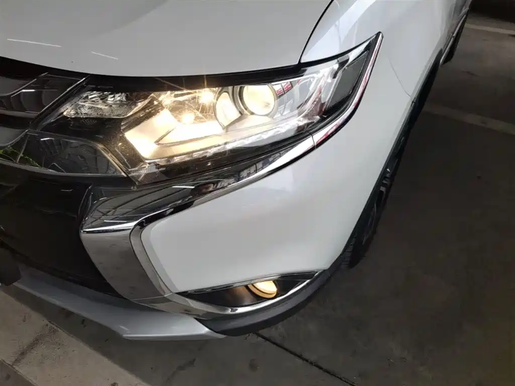 Mitsubishi Outlander 2018 2.0L 2WD Glory Edition 5-seater фото 18